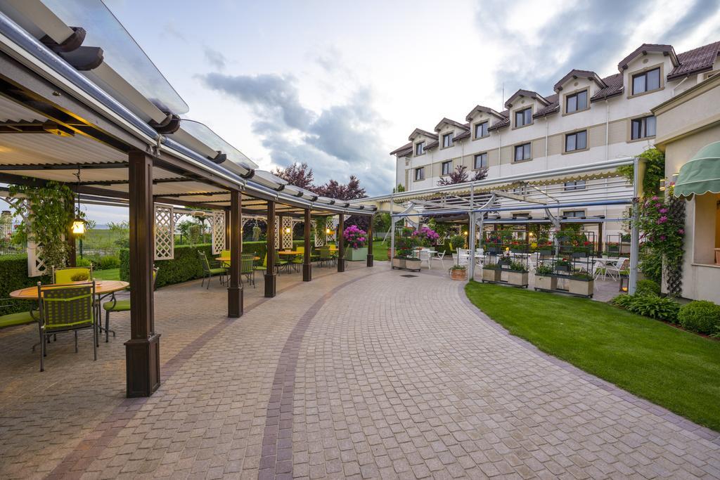 Hotel Sonnenhof Suceava Ngoại thất bức ảnh