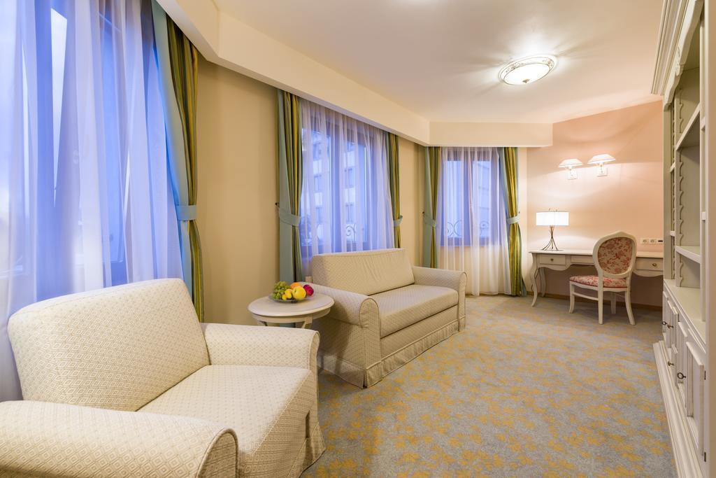 Hotel Sonnenhof Suceava Ngoại thất bức ảnh