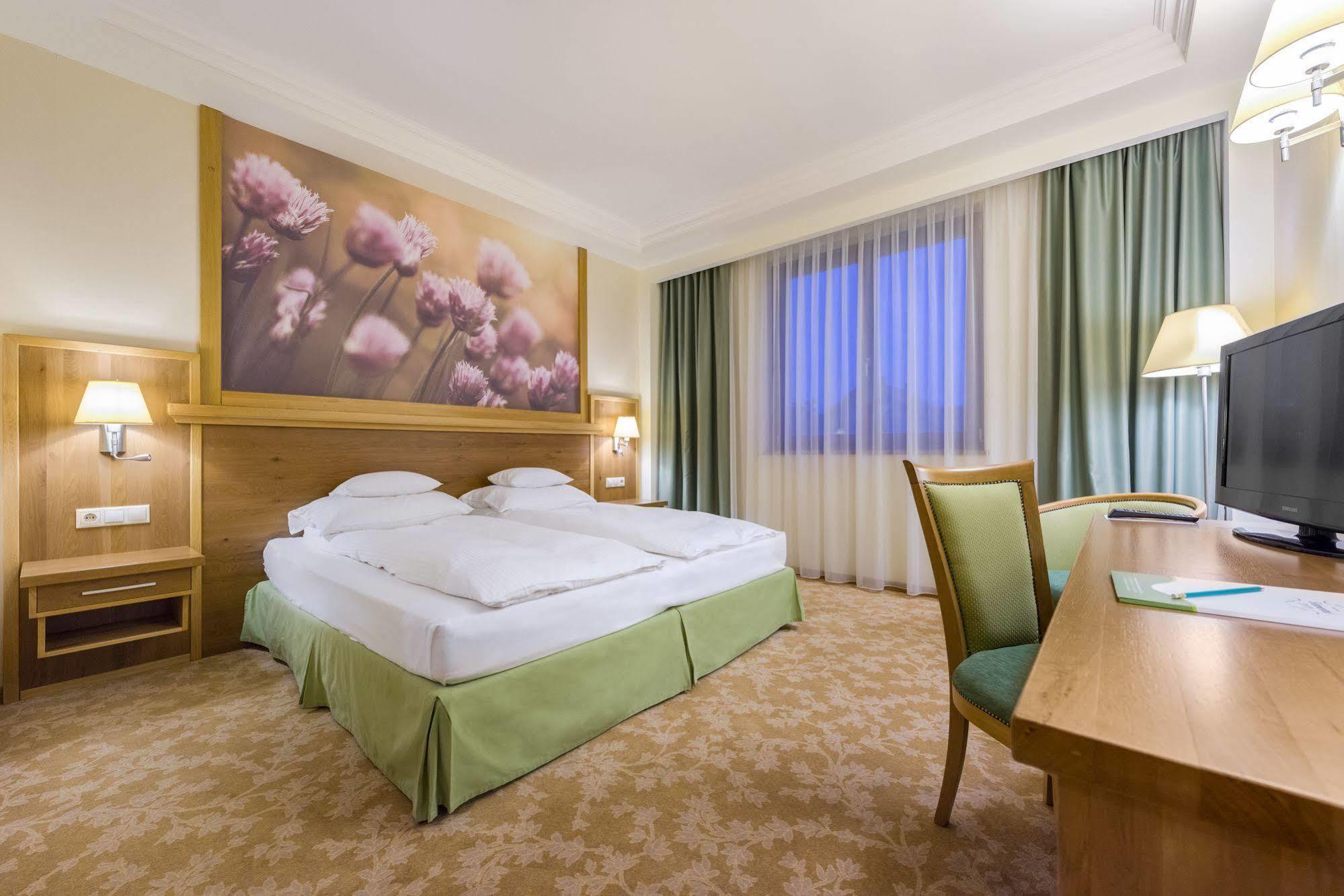 Hotel Sonnenhof Suceava Ngoại thất bức ảnh